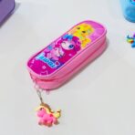 ⁦مقلمة ادوات مدرسية يونيكورن مع ميدالية 2 جيب⁩ - الصورة ⁦2⁩