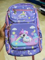 ⁦حقيبة فاخرة يونيكورن باللون البنفسجي الفاتح مع اسفنج حماية للظهر مناسبة للصف الثاني إلى الرابع⁩ - الصورة ⁦2⁩