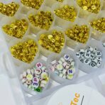 ⁦طقم صنع اكسسورات وأساور بناتية بالحروف ذهبية وبيضاء مع مقص و 2 بكرات سلك⁩ - الصورة ⁦4⁩