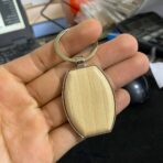 ⁦ميدالية مفاتيح خشبية للنقش والحفر بالليزر 4 أشكال - درجة أولى⁩ - الصورة ⁦3⁩