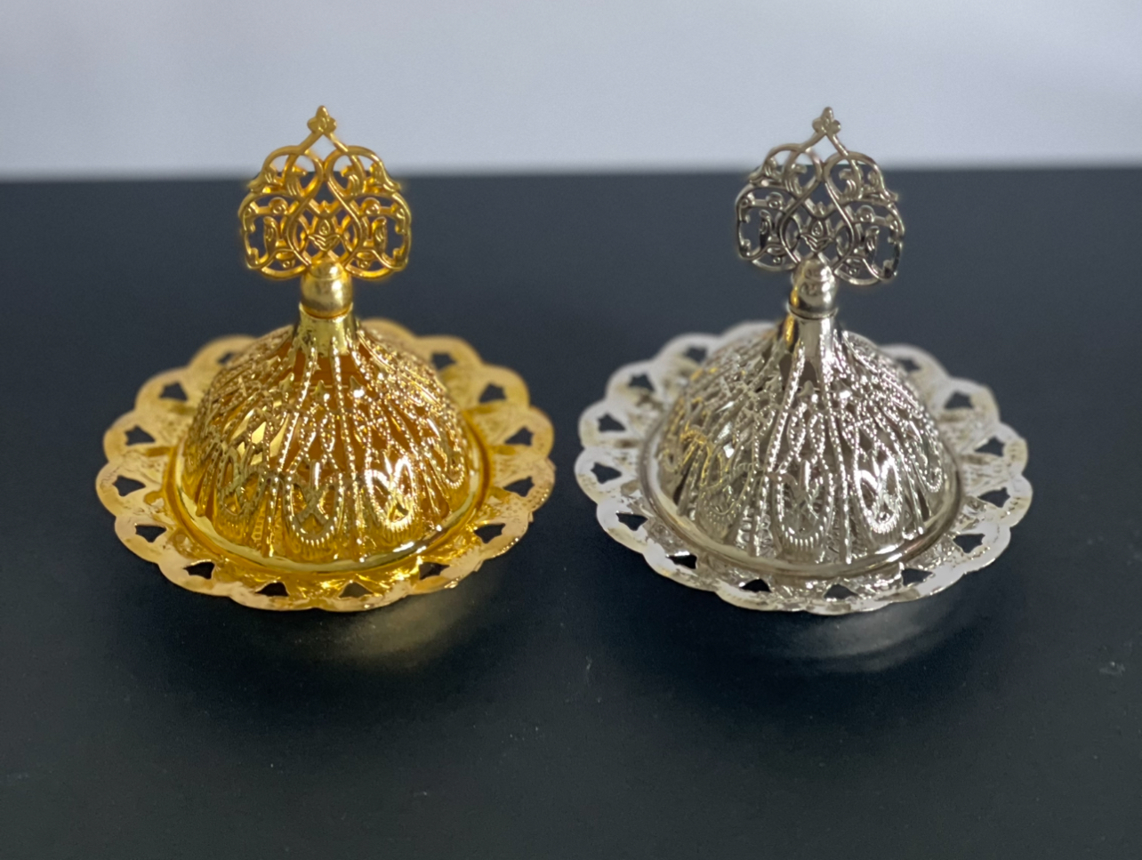 IMG_8919 قاعدة مبخرة منقوش بالمغطاء لونين فضي وذهبي WFHM77 - الصورة 1