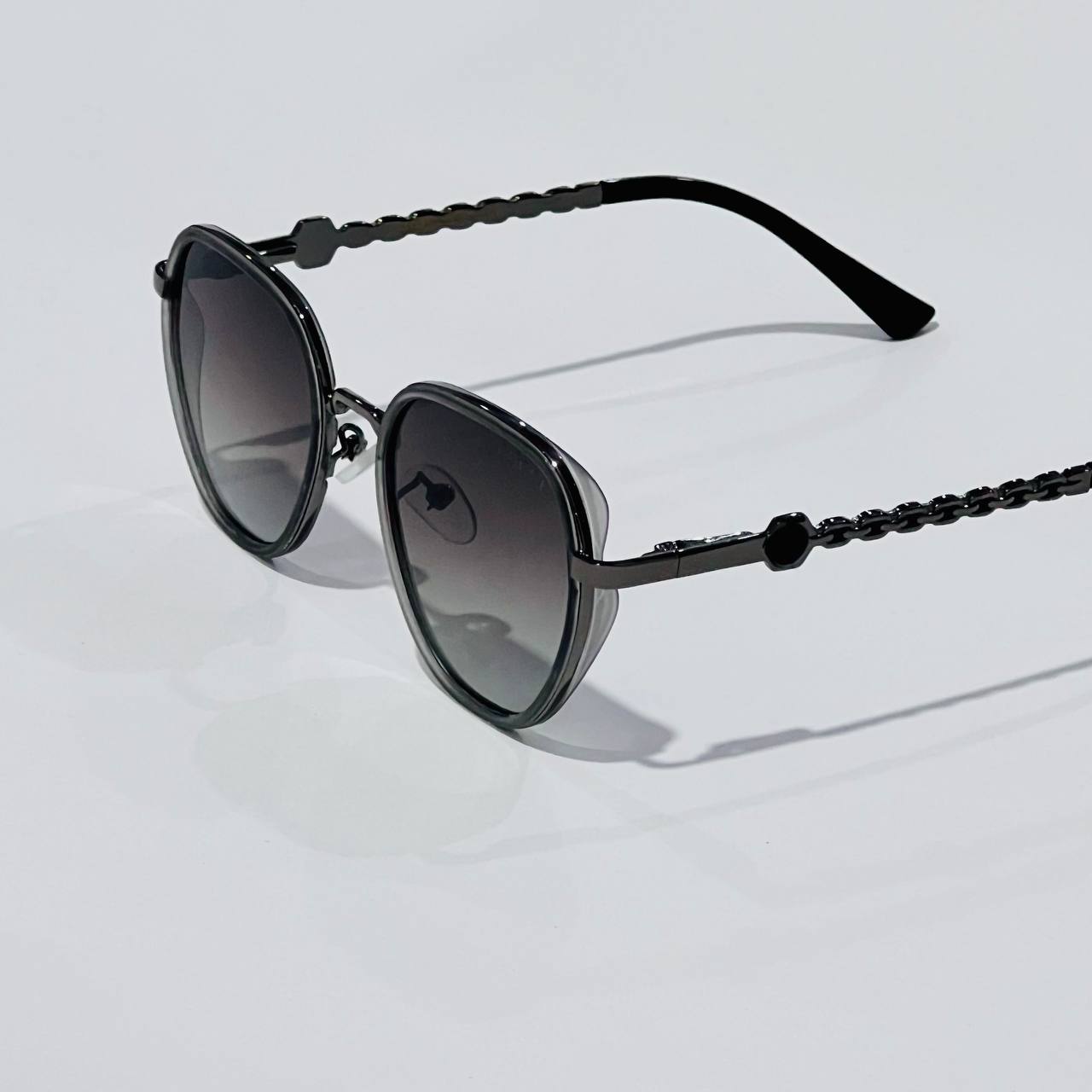 photo_1_2025-12-03_16-48-11 نظارة شمسية نسائية مع حافظة حماية - الصورة 1