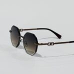 ⁦نظارة شمسية نسائية مع حافظة حماية⁩ - الصورة ⁦2⁩