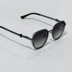 ⁦نظارة شمسية نسائية مع حافظة حماية⁩ - الصورة ⁦2⁩