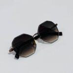 ⁦نظارة شمسية نسائية مع حافظة حماية⁩ - الصورة ⁦4⁩