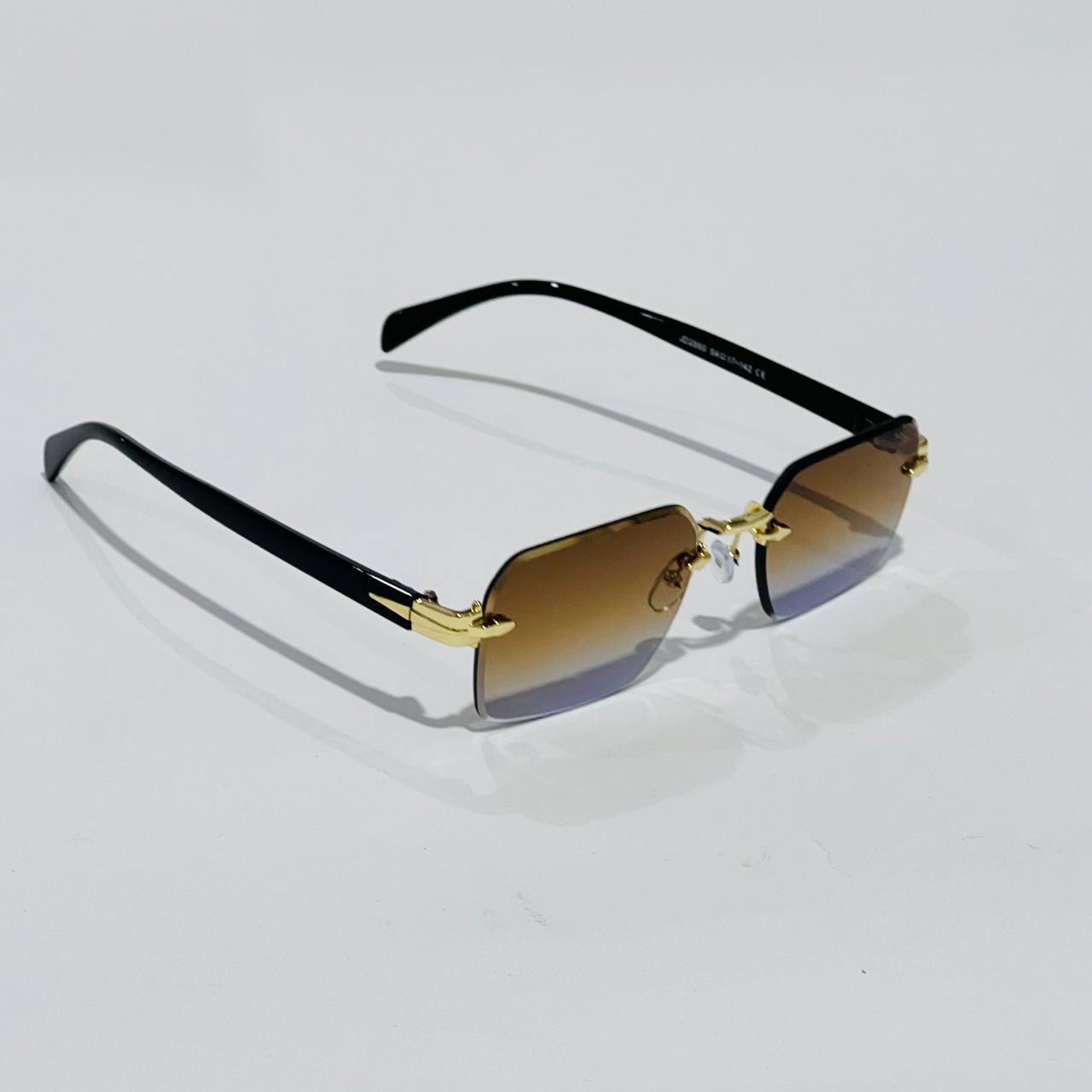photo_3_2025-12-03_19-49-16 نظارة شمسية نسائية مع حافظة حماية - الصورة 1
